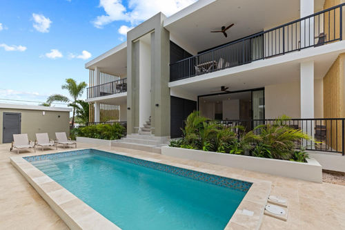 Последние новости компании о Проект Карибских вилл: улучшение тропической жизни с помощью массивных деревянных потолочных вентиляторов