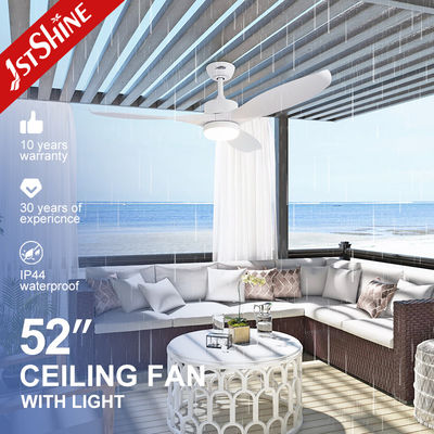 Хорошая цена Потолочный вентилятор СИД 3 пластиковых лезвий белый, водоустойчивый потолочный вентилятор со светлым мотором DC онлайн