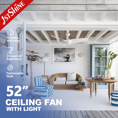 Прочный пластиковый потолочный вентилятор с легкой конструкцией и мощным двигателем, обеспечивающим эффективное охлаждение в общественных местах